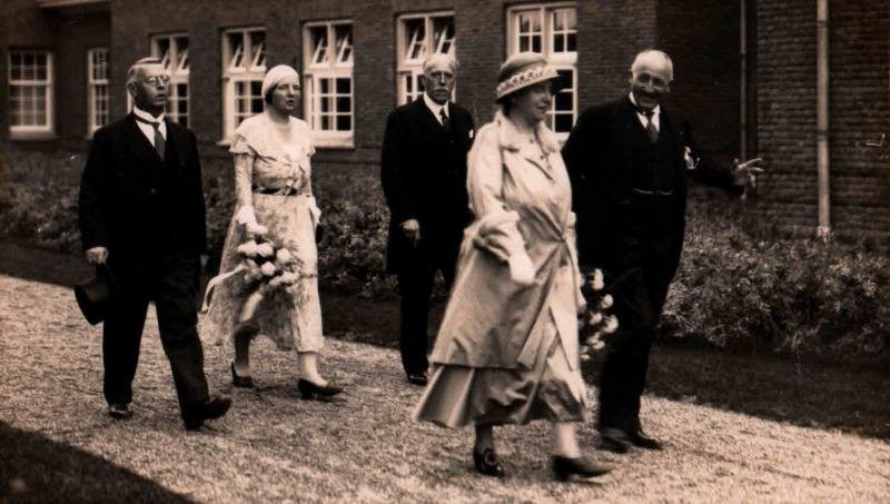Koningin Wilhelmina en prinses Juliana bij de opening van het nieuwe blindeninstituut, september 1932.