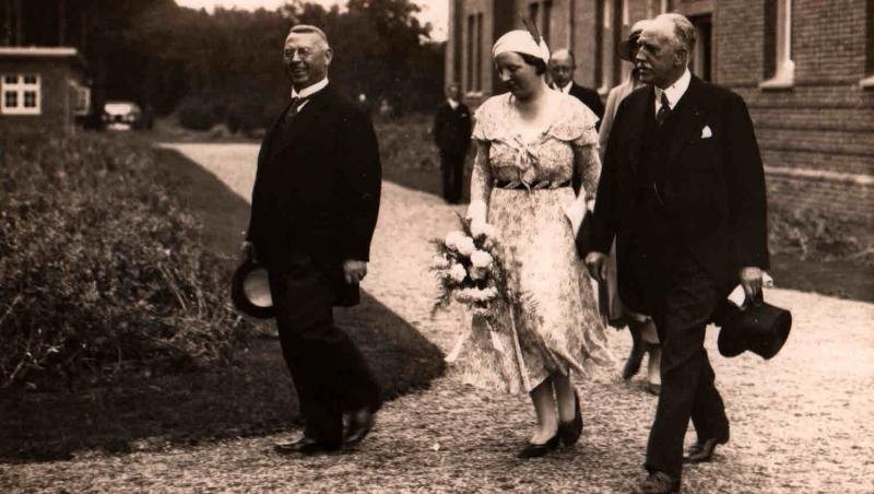 Prinses Juliana verlaat het instituut na de opening, 1932.