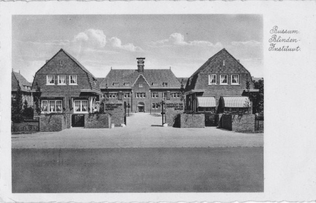 Aanzicht van het instituut; dezelfde foto komt voor op kaarten met poststempels uit 1936 en 1938.