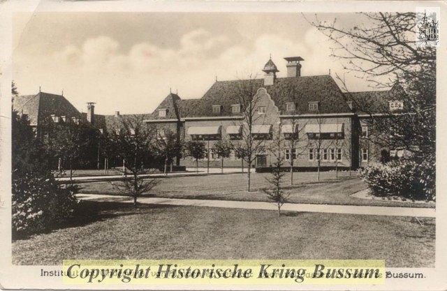 Aanzicht van het instituut; een overeenkomstige ansichtkaart draagt een poststempel uit 1942.
