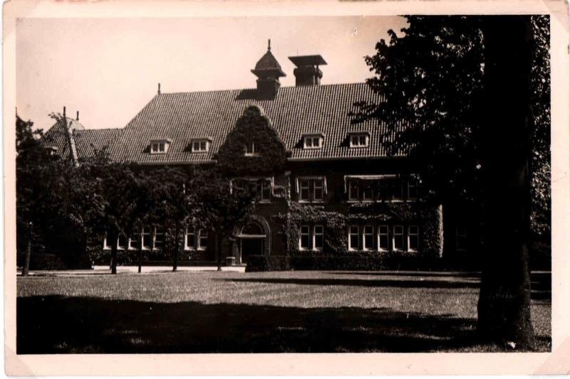 Ansichtkaart van het instituut; de kaart vermeldt Bussum, de locatie is Huizen (ongedateerd).