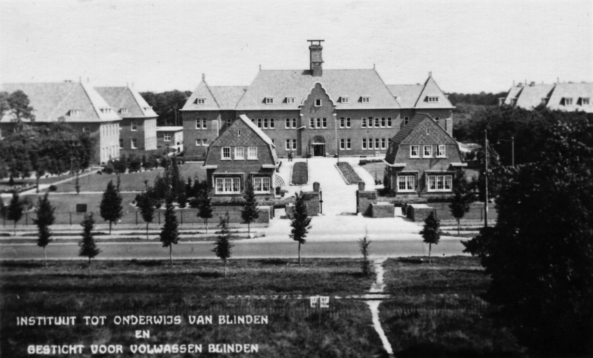 Afbeelding uit de instituutsbrochure (1 van 7).