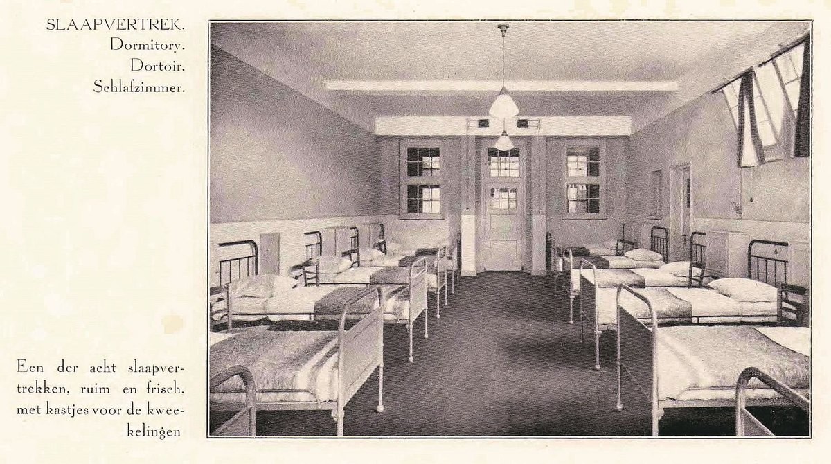 Afbeelding uit de instituutsbrochure (3 van 7).