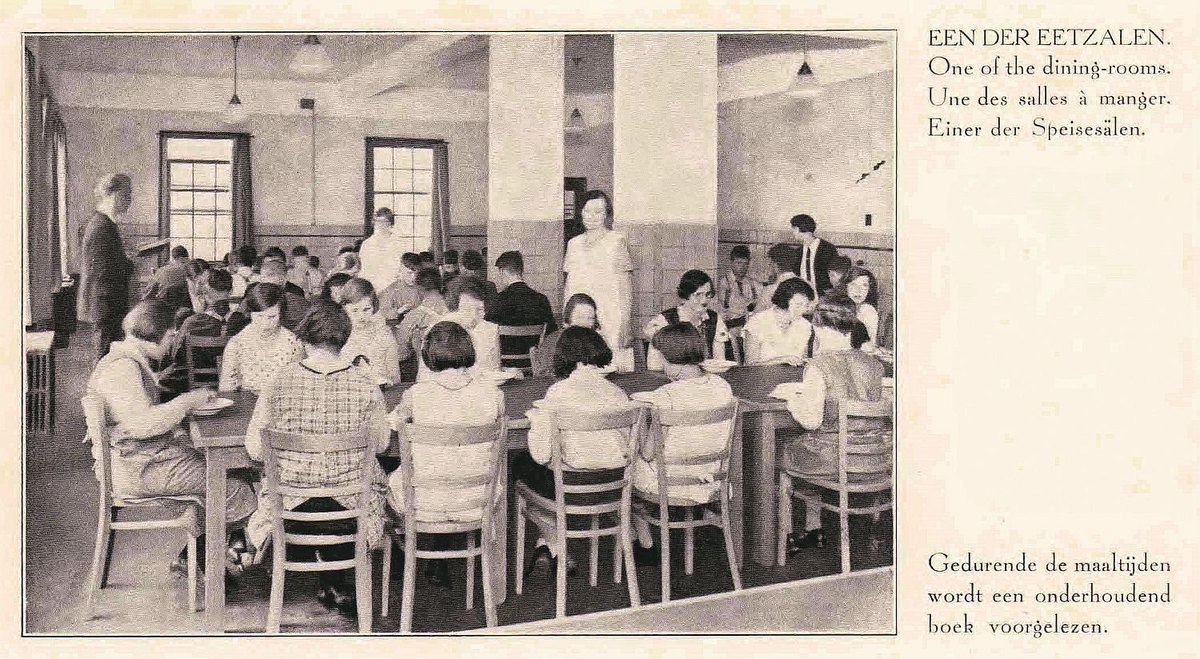 Afbeelding uit de instituutsbrochure (6 van 7).