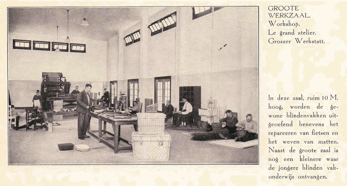 De grote werkzaal met werkbanken en manden, uit dezelfde instituutsbrochure.